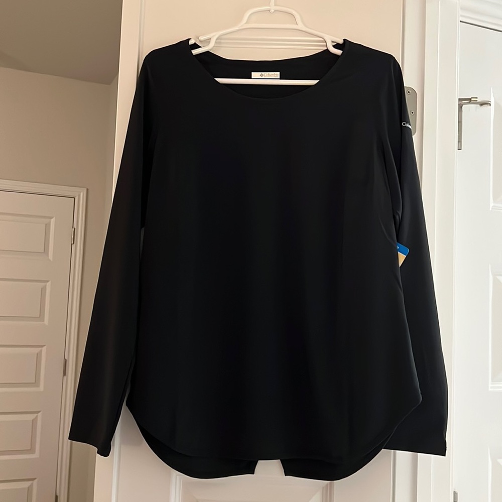 Columbia never been worn black omnishade top with split back